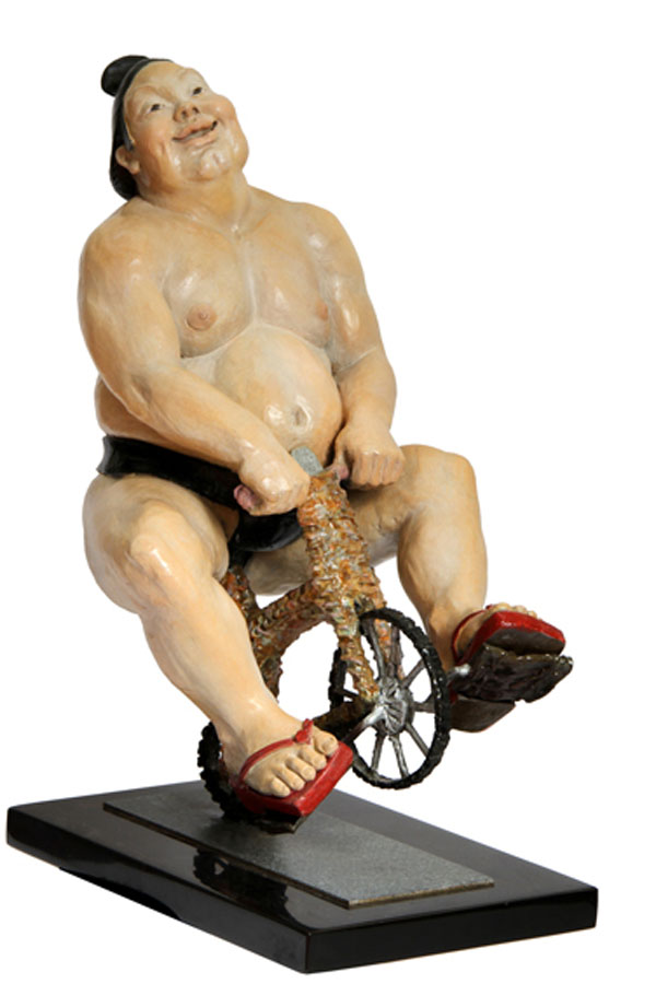 Sumo sculpture bronze - Sumo on Vacation - Irina Daylene